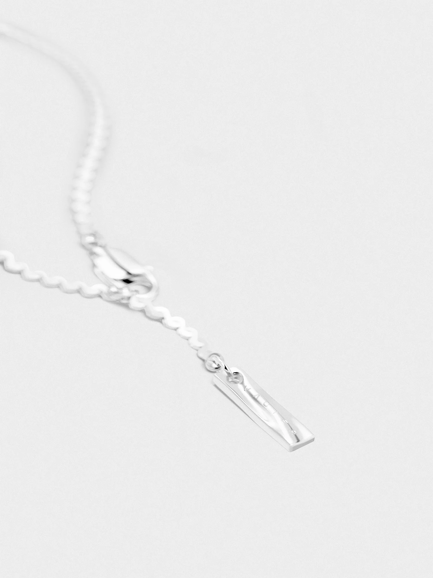 FLUID CHAIN NECKLACE - Image 4