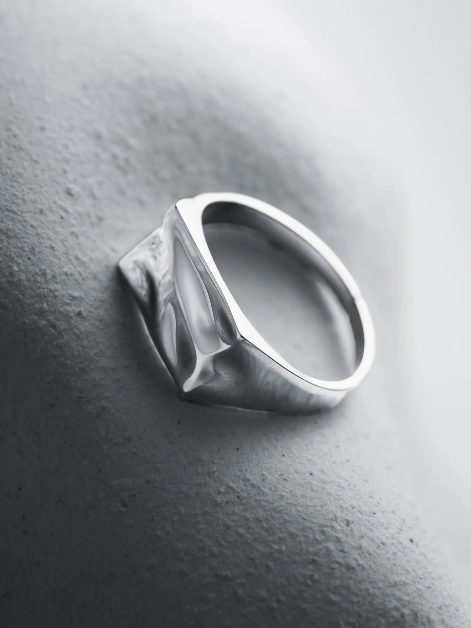 RIPPLE SIGNET RING IN SILVER - Image 3
