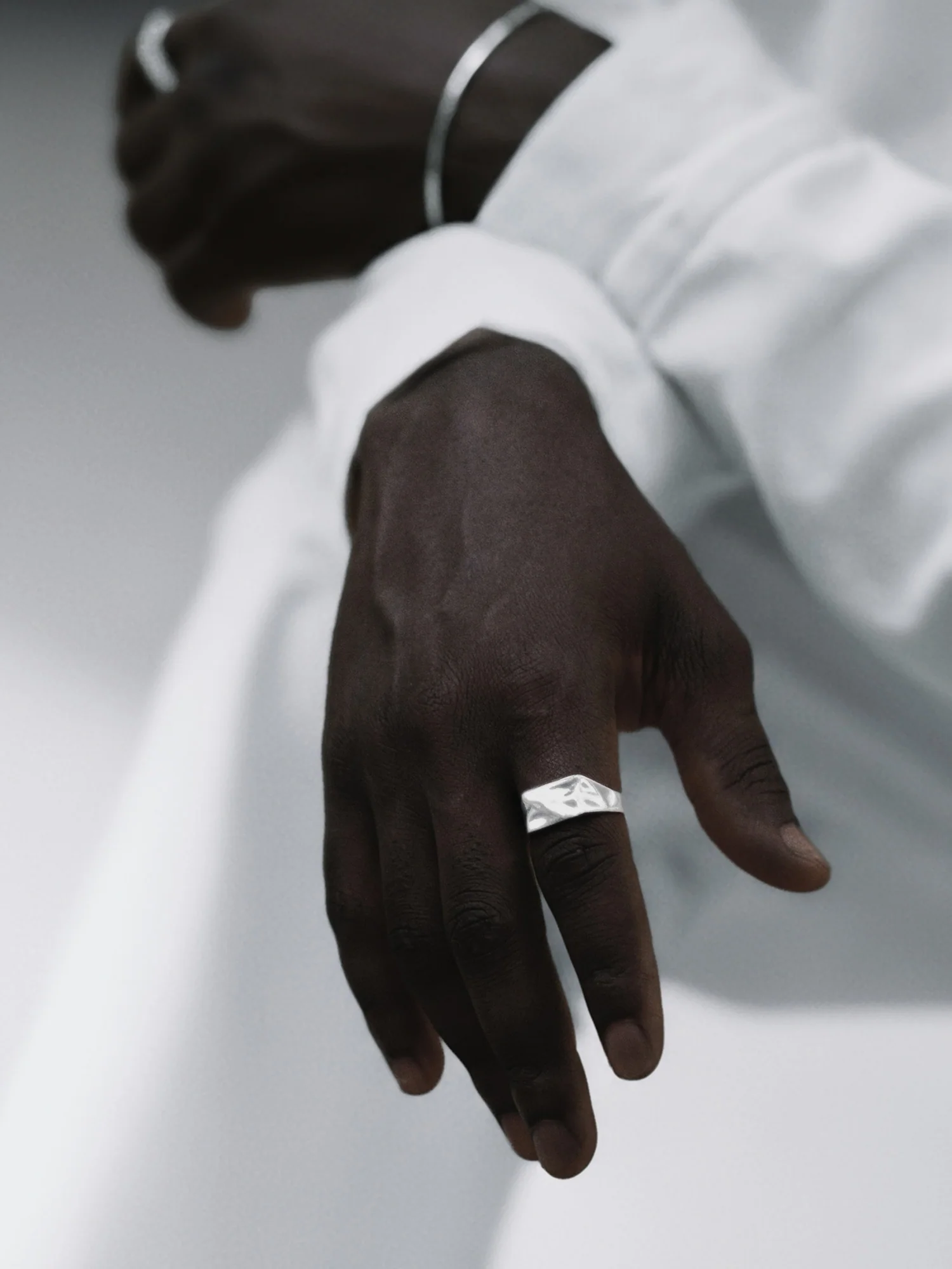 RIPPLE SIGNET RING IN SILVER - Image 4