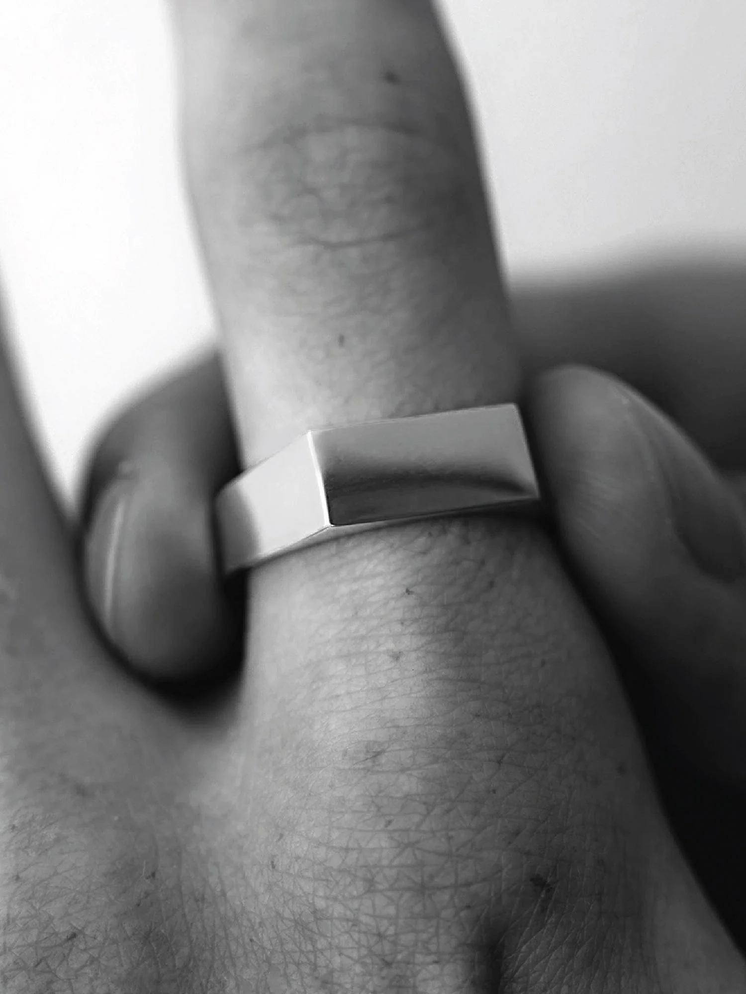 UNISIZE SIGNET RING IN SILVER - Image 3